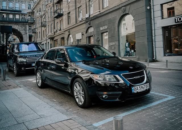 Фото до матеріалу: На Хрещатику зафіксували один із 11 280 останніх SAAB у світі