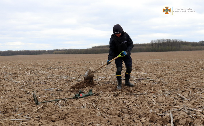 Фото до матеріалу: На Уманщині знешкоджено понад 32 тисячі вибухонебезпечних предметів: роботи ще тривають
