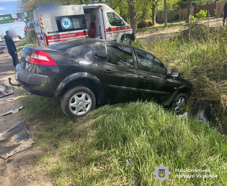 Фото до матеріалу: На Калуському шосе зіткнулися три автомобілі: водій «Renault» виїхав на зустрічну смугу
