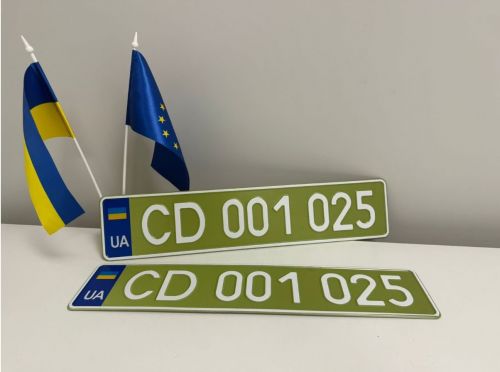 Фото до матеріалу: В Україні з 2026 року впроваджують нові дипломатичні номерні знаки оливкового кольору