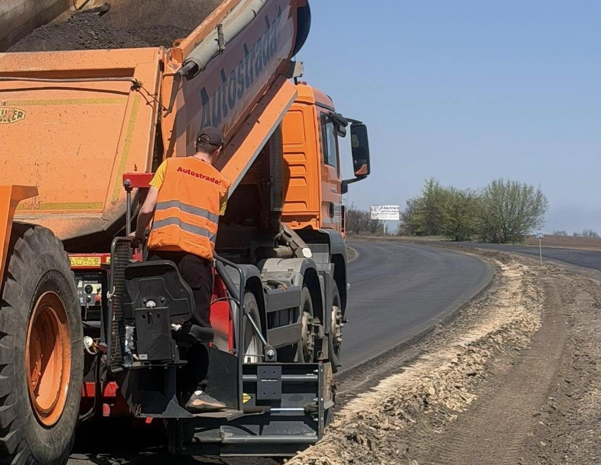 Фото до матеріалу: Автодор Н-16: на 70% завершено ремонт доріг від Золотоноші до Умані