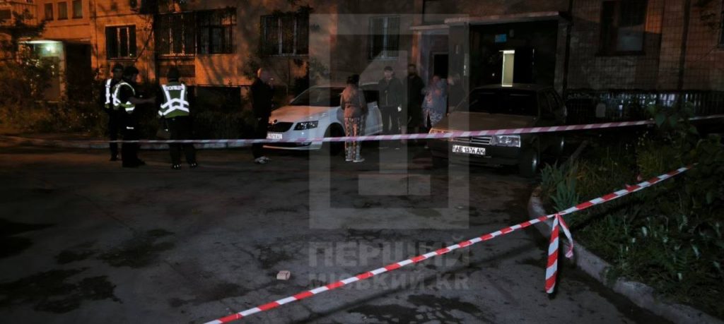 Фото до матеріалу: У Кривому Розі біля житлового будинку сталася вибухова подія: пошкоджено фасад та вікно на восьмому поверсі