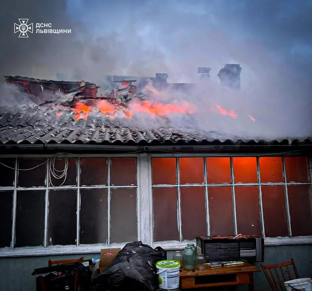 Фото до матеріалу: Рятувальники з Старого Самбора врятували дві будівлі від пожежі