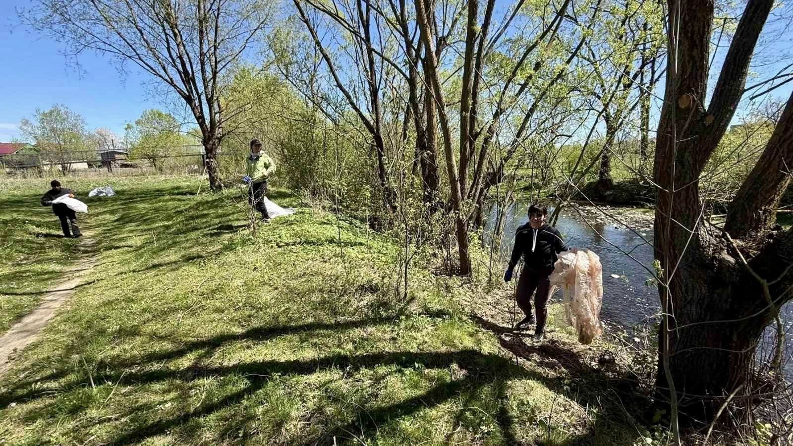 Фото до матеріалу: У Голині об'єднали зусилля для очищення річки Сівка: мешканці провели екологічну толоку