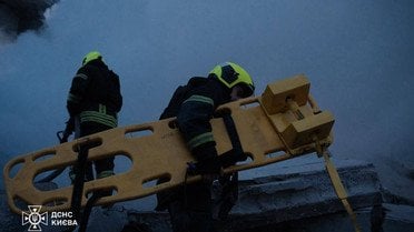 Фото до матеріалу: Масована атака на Київ: ДСНС показав наслідки обстрілу