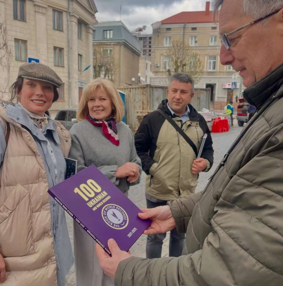 Фото до матеріалу: Благодійники передали нові книги до бібліотек Тернополя: продовжується книжкове турне