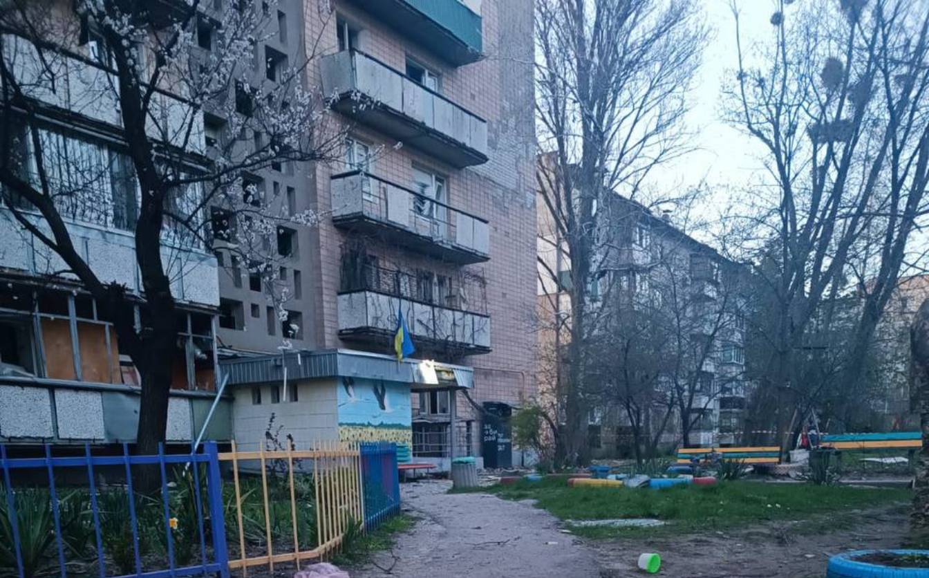 Фото до матеріалу: Місто Черкаси відновлює покрівлю будинку, пошкодженого під час атаки
