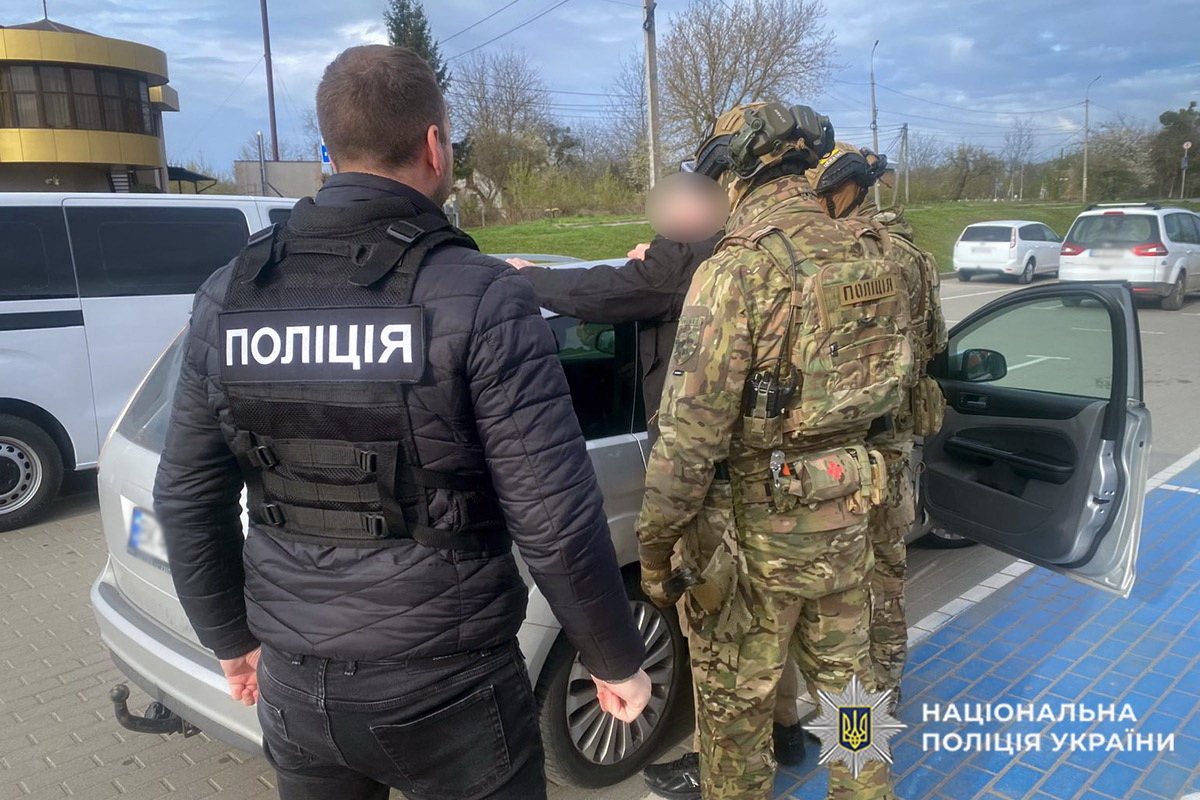 Фото до матеріалу: На Хмельниччині затримали шахрая, який обіцяв «вирішити питання» з військовим обліком за гроші