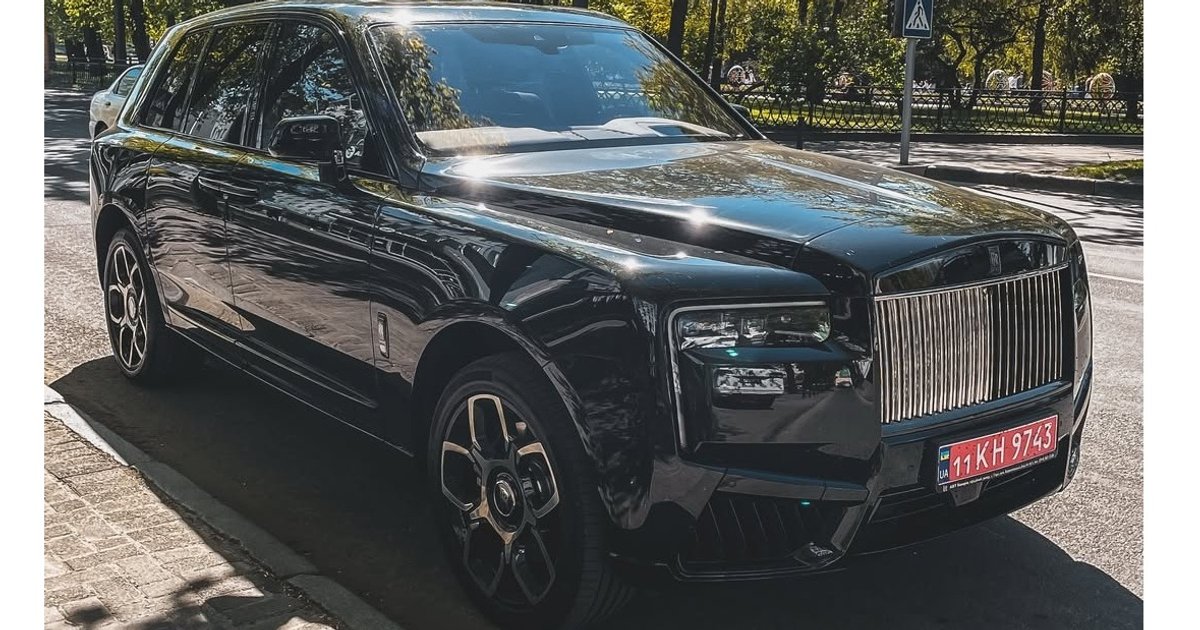 Фото до матеріалу: У Рівному з'явився розкішний Rolls-Royce Cullinan Black Badge за $700 000