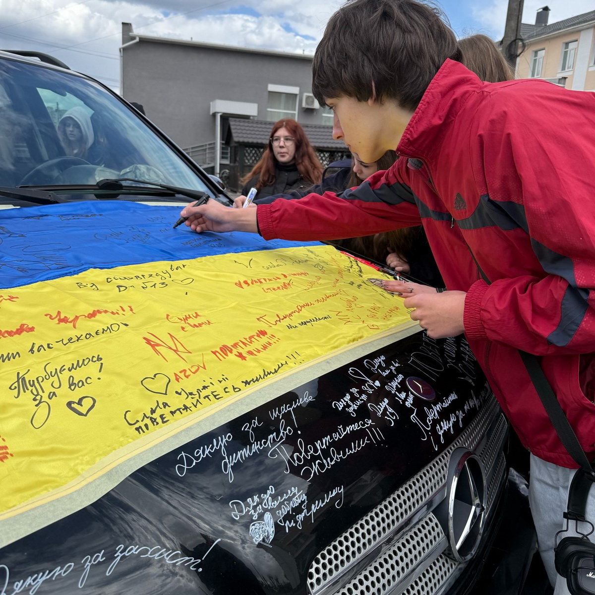 Фото до матеріалу: Вінницький ліцей №13 та родина загиблого Героя передали Mercedes на передову