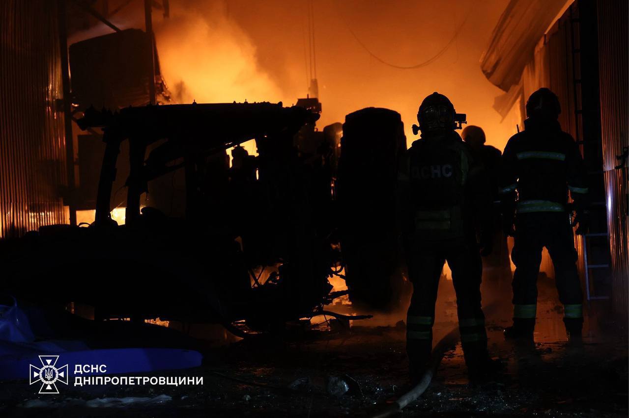 Фото до матеріалу: Пожежа на цивільному підприємстві в Дніпрі: ДСНС показує наслідки атаки