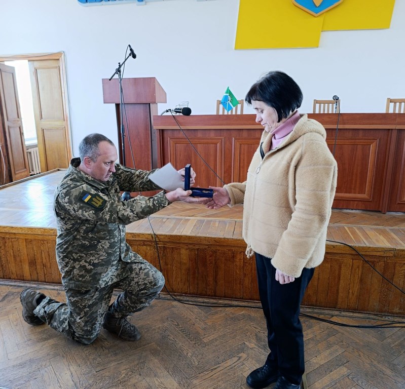 Фото до матеріалу: У Маневичах родині загиблого воїна Сергія Ткачука вручили посмертну відзнаку