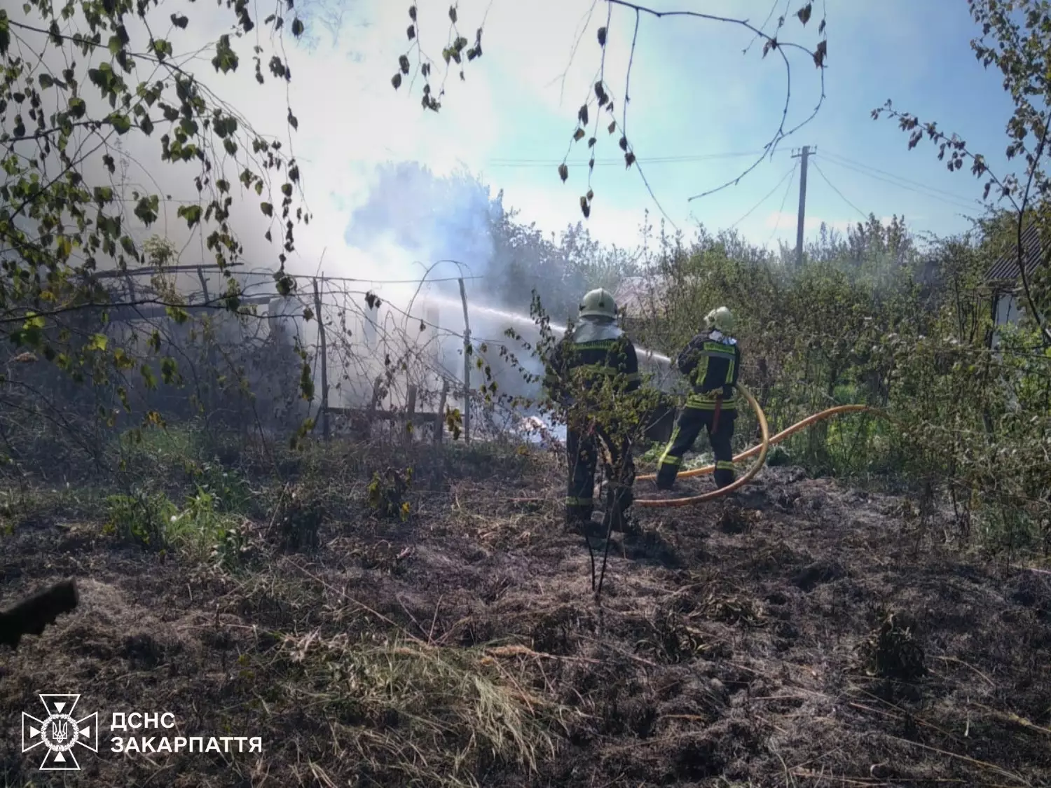 Фото до матеріалу: Рятувальники Чопа ліквідували пожежу в дачному масиві через спалену сусідами суху рослинність