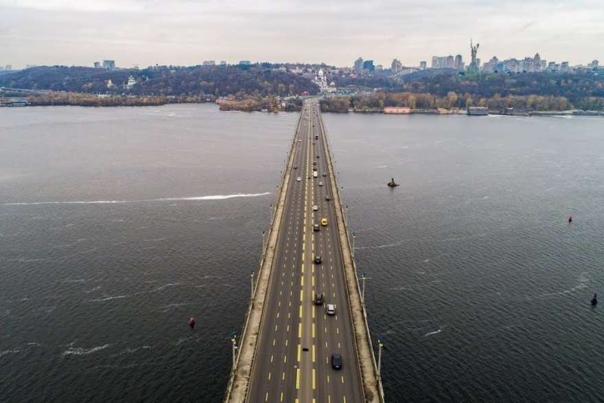 Фото до матеріалу: На мосту Патона до 14 травня ремонтуватимуть деформаційний шов