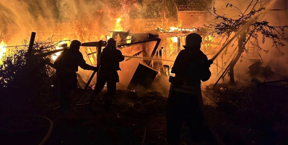 Фото до матеріалу: ЗС РФ масовано атакували Україну: спалахнули масштабні пожежі, є загибла (фото)