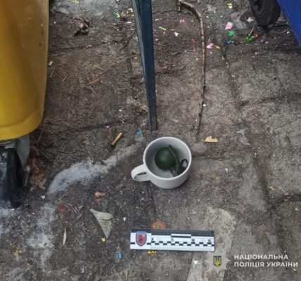 Фото до матеріалу: У Львові чоловік розбив скло машини та вкрав речі та велику суму грошей
