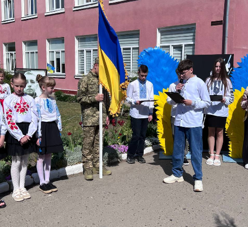 Фото до матеріалу: У Корецькій гімназії вшанували пам'ять загиблого випускника Юрія Ткачука
