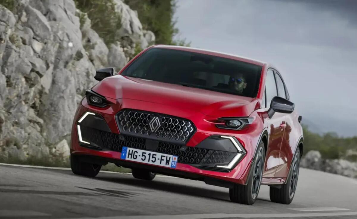 Фото до матеріалу: Renault Clio з запасом ходу 1450 км: нова двопаливна версія для українських доріг