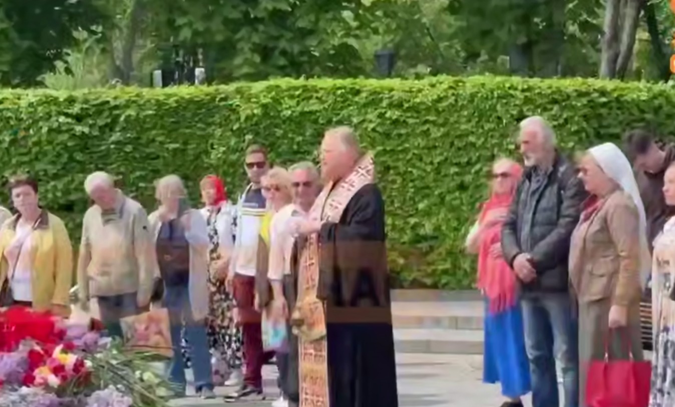 Фото до матеріалу: Суперечка біля Меморіалу Вічної слави: військовий та священик УПЦ (МП) сперечалися про природу війни