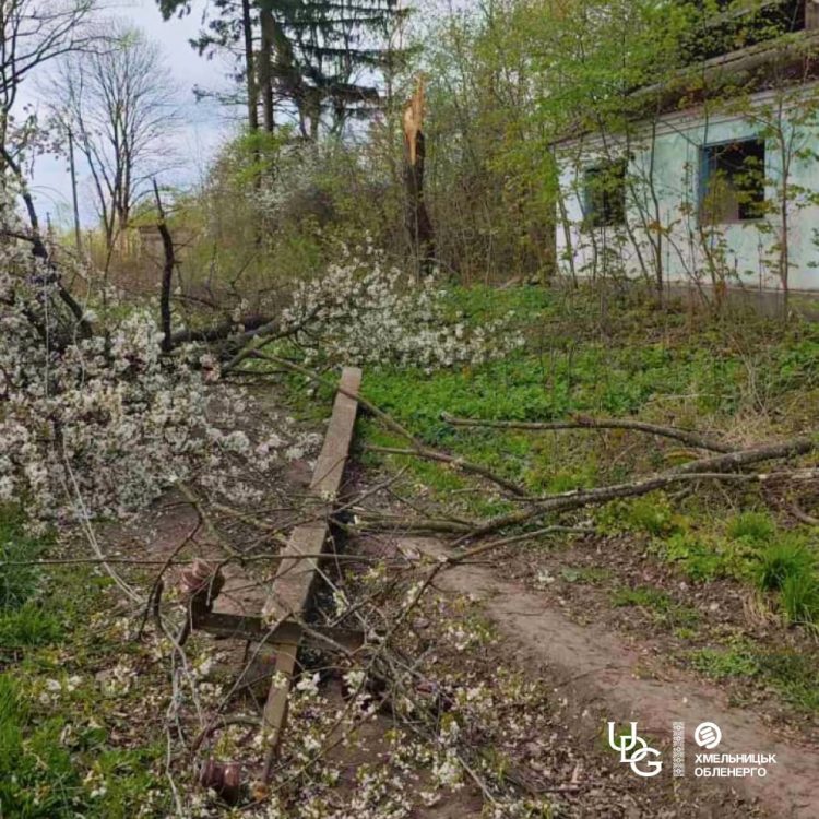 Фото до матеріалу: Тисячі хмельничан без світла: енергетики працюють понаднормово через негоду