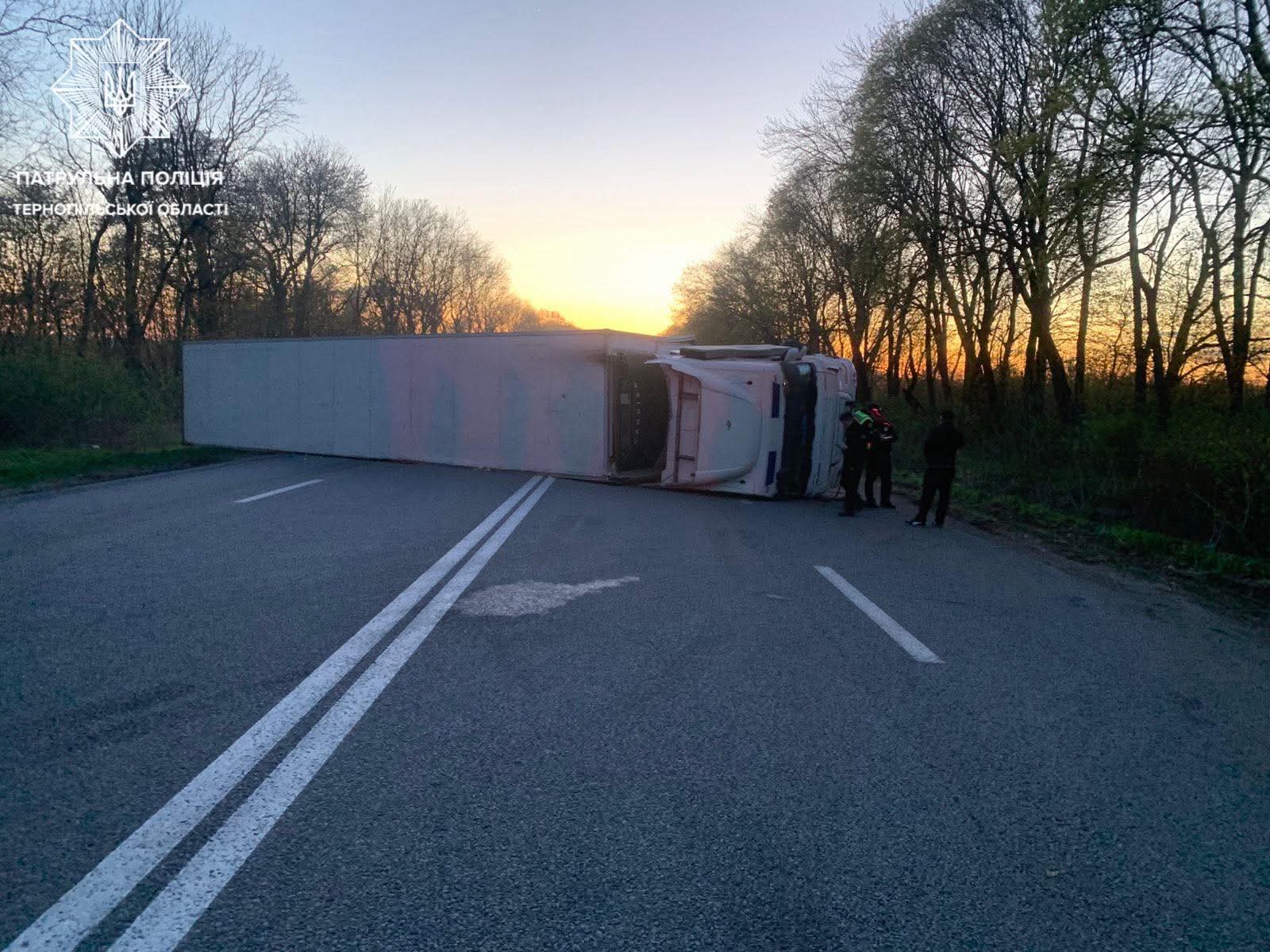 Фото до матеріалу: Ввечері на трасі до Львова перекинула вантажівка DAF: водій залишився неушкодженим