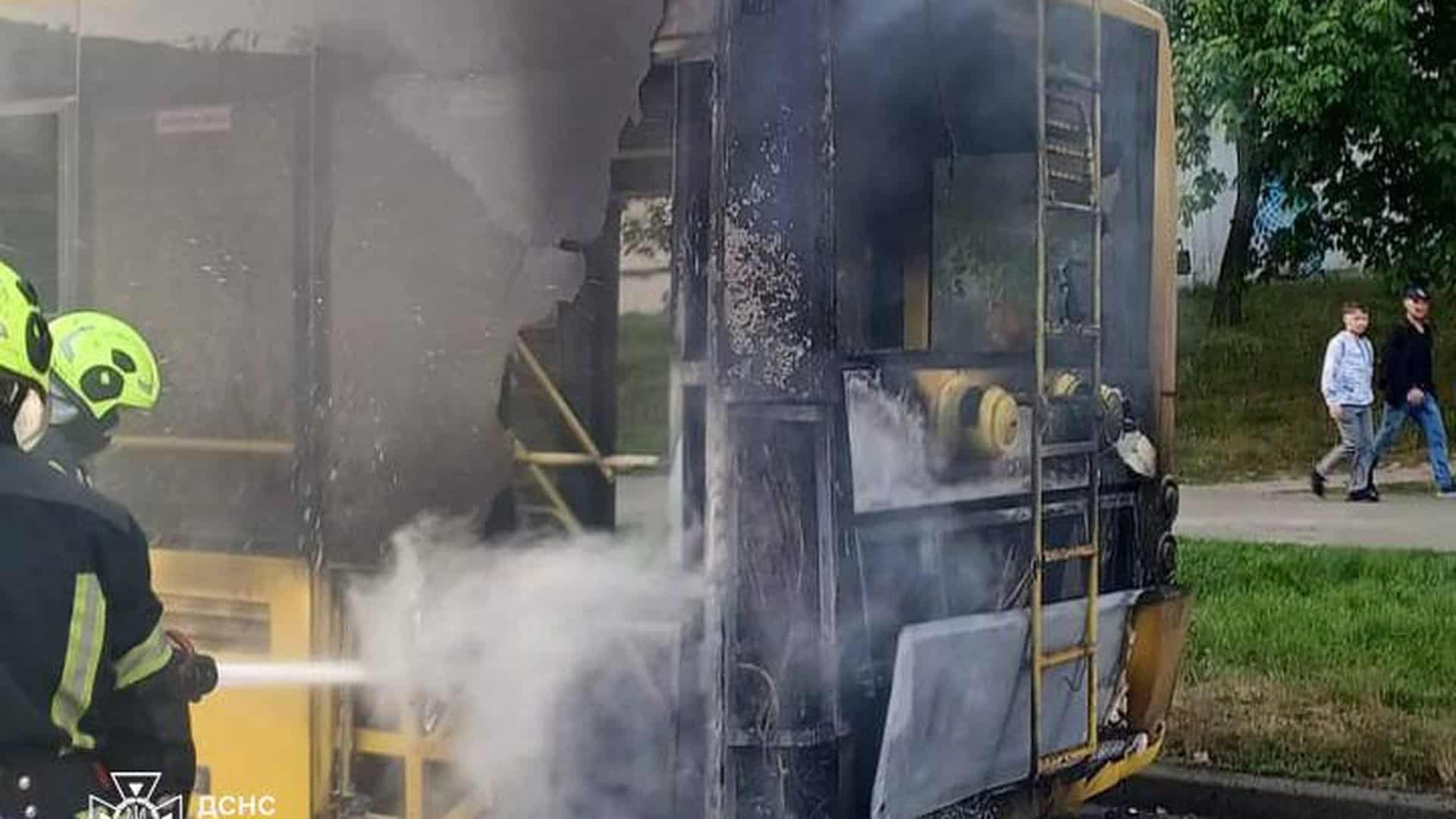 Фото до матеріалу: Пожежа в тролейбусі на Подолі: рятувальники врятували пасажирів