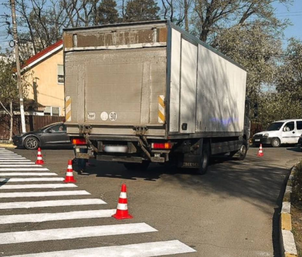 Фото до матеріалу: ДТП в Ірпені: постраждала неповнолітня дівчинка, водій Mercedes Atego порушив ПДР