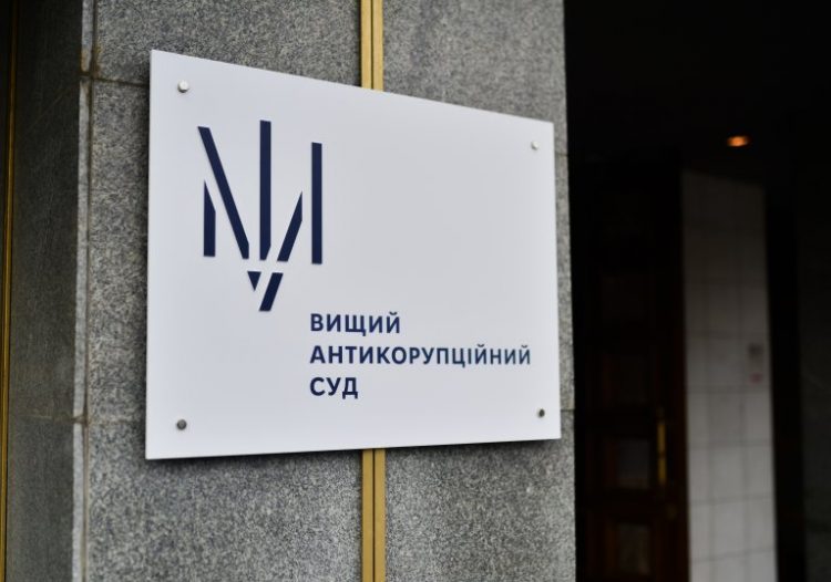 Фото до матеріалу: Суд стягнув на користь держави 7,3 млн грн активів родини начальника ДМС Хмельниччини