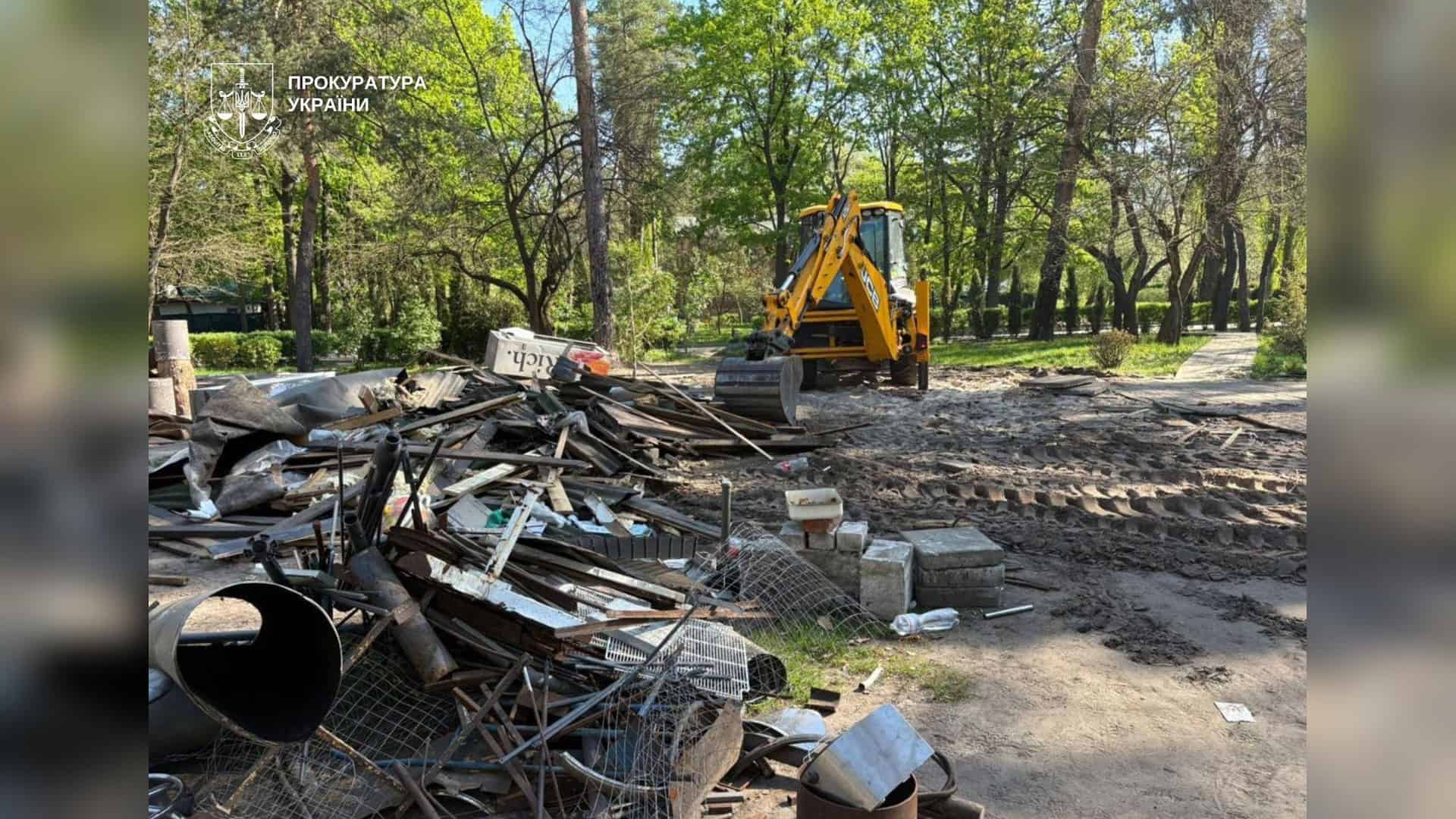 Фото до матеріалу: У парку «Партизанська слава» знесли 25 незаконних споруд