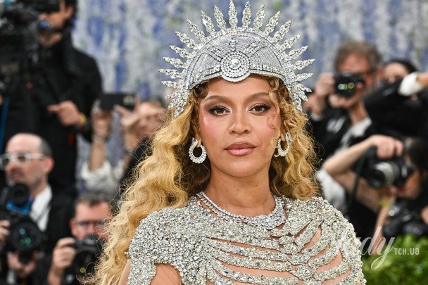 Фото до матеріалу: Світовий фурор: Бейонсе повернулася на Met Gala у сукні-скелеті та короні
