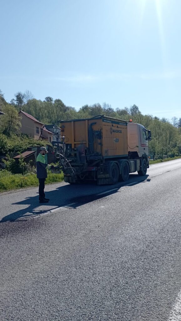Фото до матеріалу: Дорожники Івано-Франківщини ліквідовують ямковість на трасах Н-09, Н-10 та Р-20