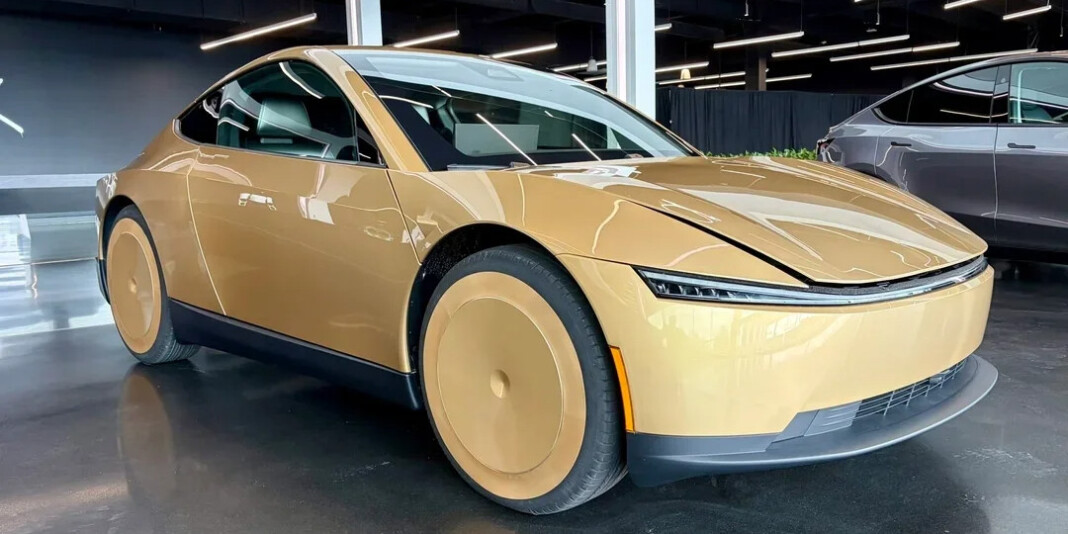 Фото до матеріалу: Tesla почала виробництво роботаксі Cybercab без керма та педалей