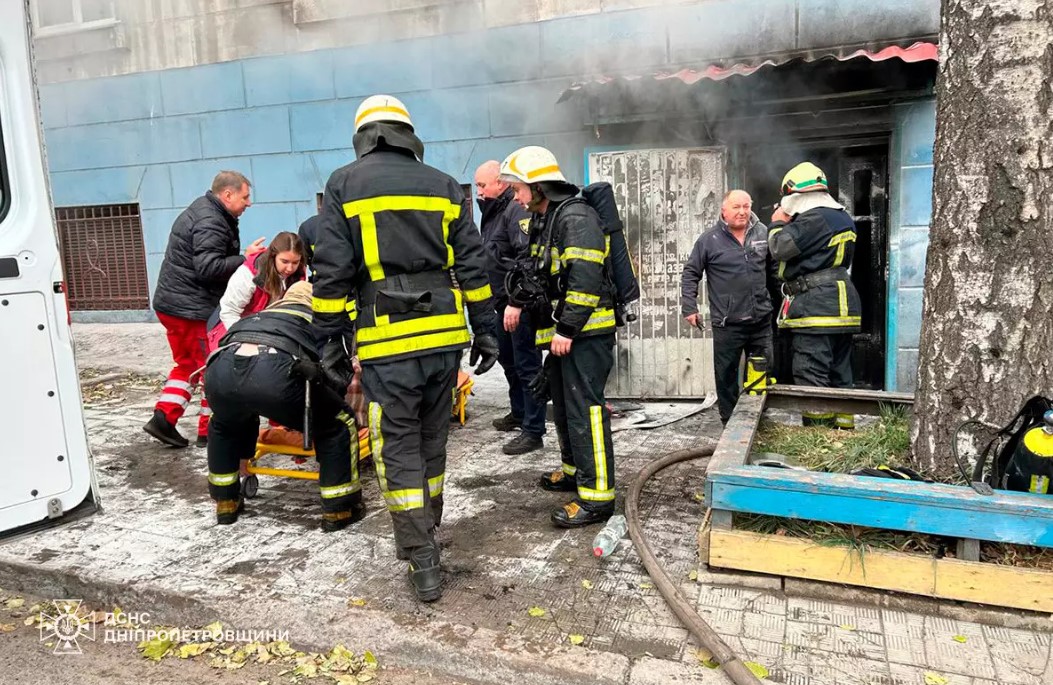 Фото до матеріалу: У Кам'янському рятували чоловіка з пожежі в автомагазині