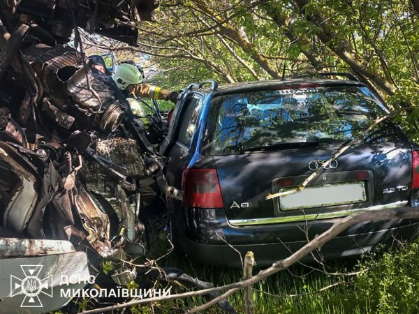 Фото до матеріалу: Рятувальники деблокували постраждалого водія після ДТП неподалік Південноукраїнська