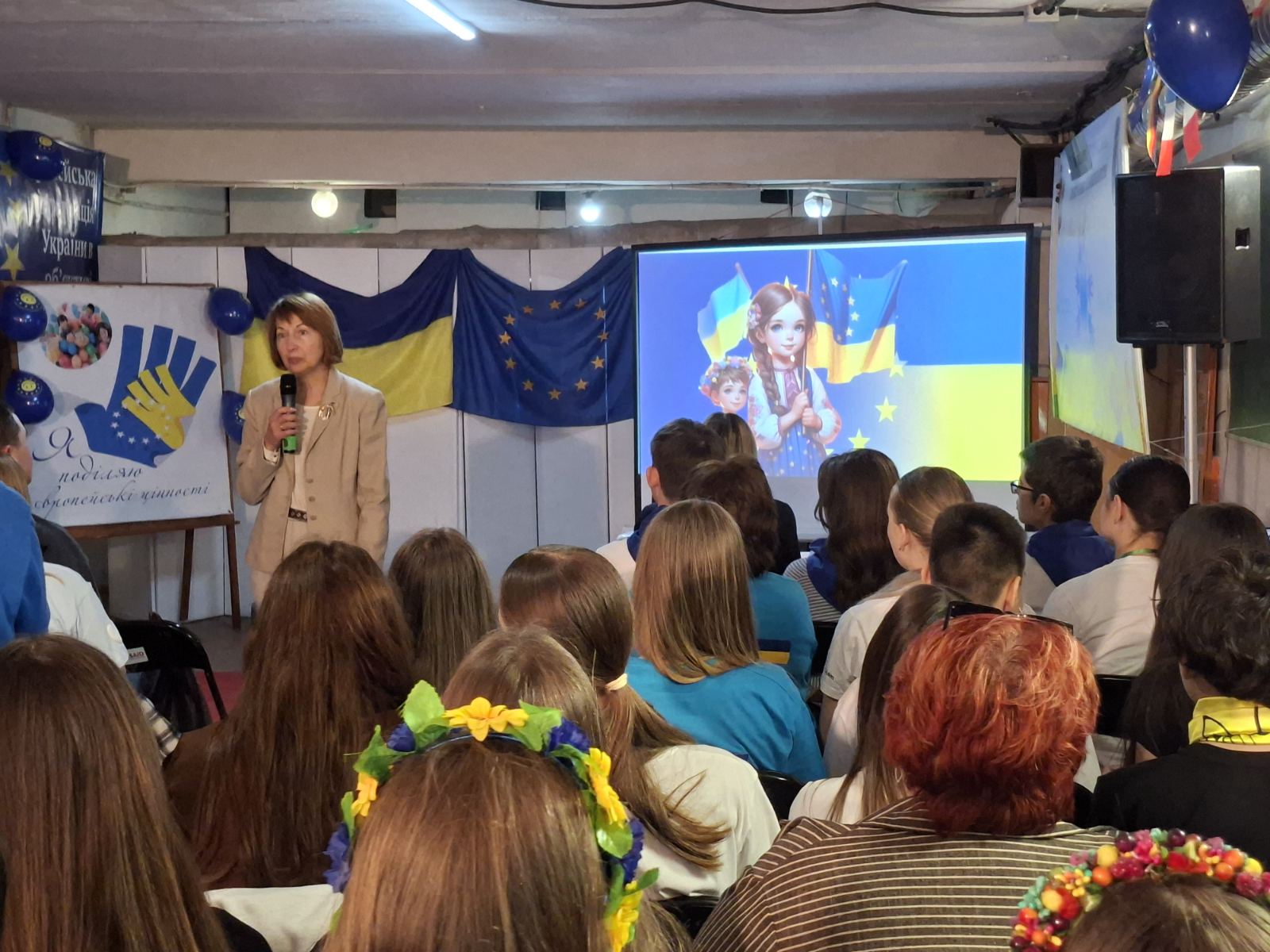 Фото до матеріалу: У Кам'янському завершився міський єврочелендж «Відкривай євробокс – відкривай Європу!»
