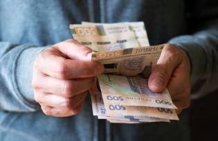 Фото до матеріалу: З травня 2026 року: нові тарифи на світло, перерахунок пенсій та зміни у мобілізації