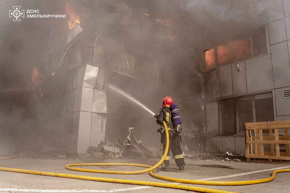 Фото до матеріалу: Масштабна пожежа в автосалоні Хмельницького: постраждали двоє, площа вогню сягнула 850 квадратних метрів