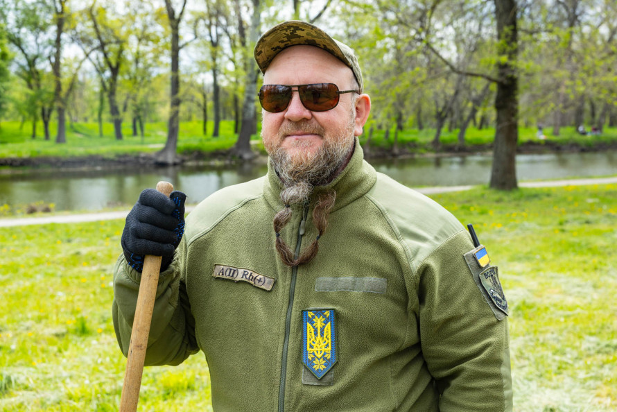 Фото до матеріалу: Ветерани Метінвесту та їхні родини наводять лад у парку Дубовий гай у Запоріжжі