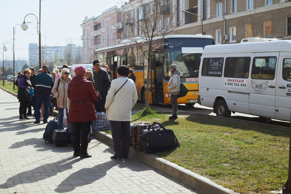 Фото до матеріалу: БФ «Янголи Спасіння»: евакуація безкоштовна, а не «напризволяще», як працюють транзитні центри