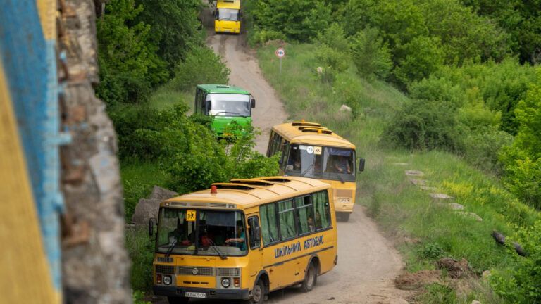Фото до матеріалу: Обов'язкова евакуація з Нікопольщини: родин з дітьми мають виїхати протягом місяця