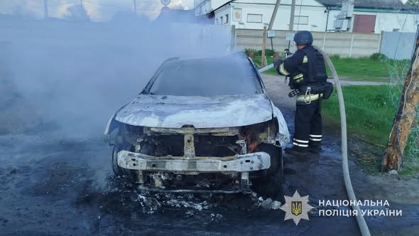Фото до матеріалу: Ворожий дрон знищив службовий автомобіль поліції в Путивлі
