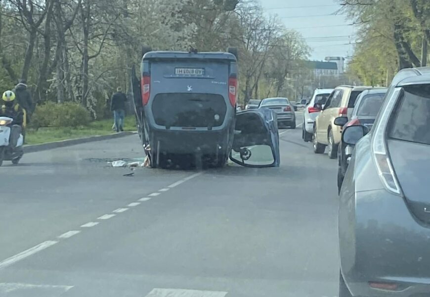 Фото до матеріалу: У Вінниці на вулиці Скалецького перекинувся BMW: водій виїхав на зустрічну смугу