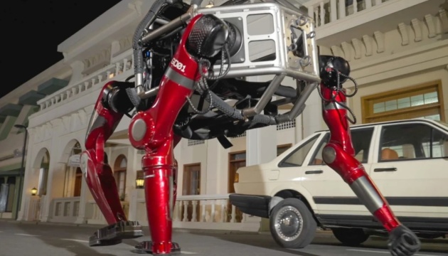 Фото до матеріалу: Китайський гігантський робот-трансформер: новинка Unitree Robotics коштує 573 тисячі доларів
