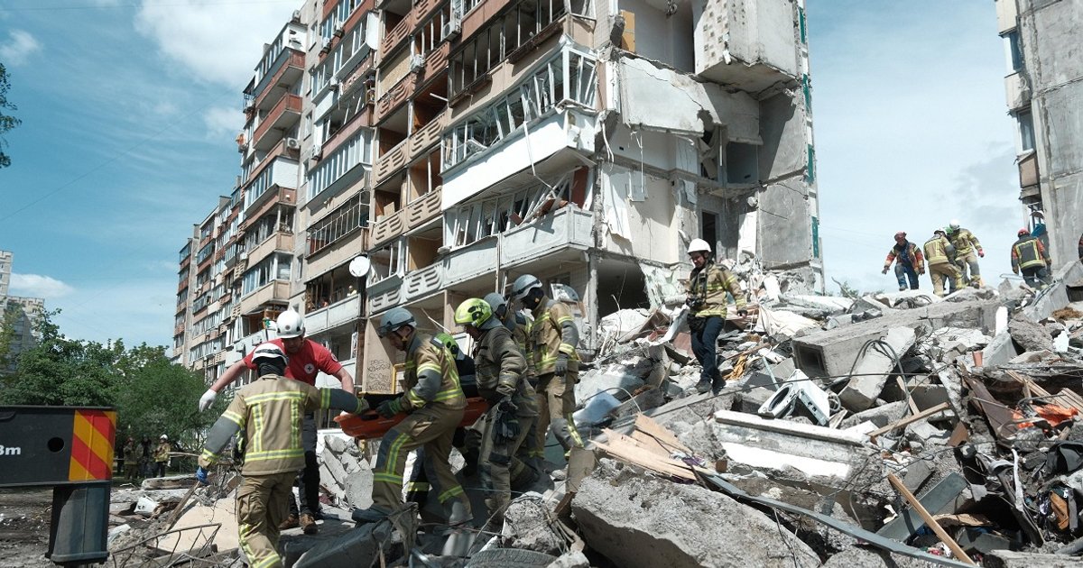 Фото до матеріалу: Тетяна Чорновол: панельні будинки після удару складаються до підвалу