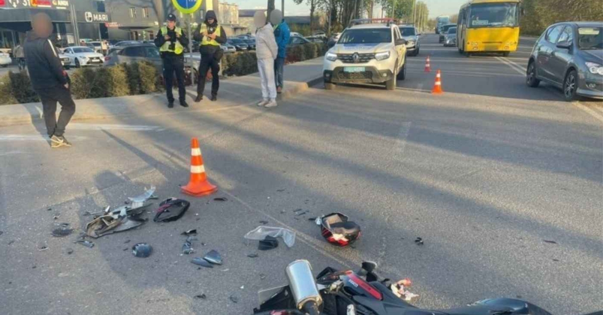Фото до матеріалу: У Вінниці мотоцикліст отримав легкі травми після зіткнення з автомобілем