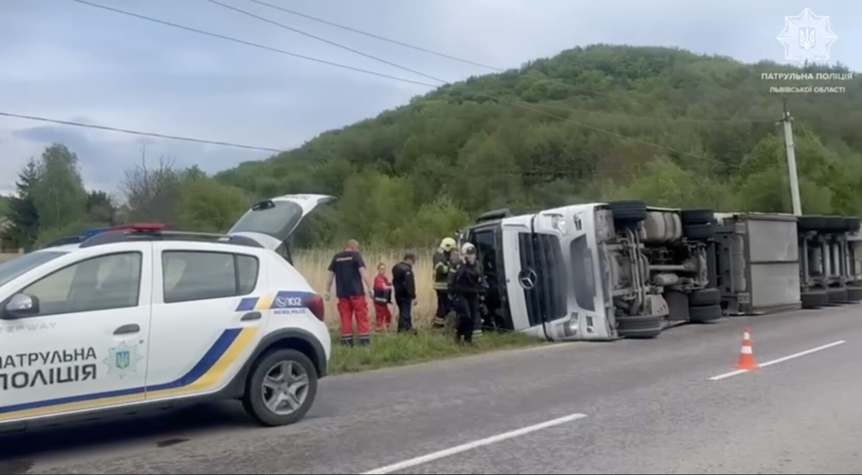 Фото до матеріалу: Львівський поліцейський врятував водія після ДТП з перевернутою вантажівкою