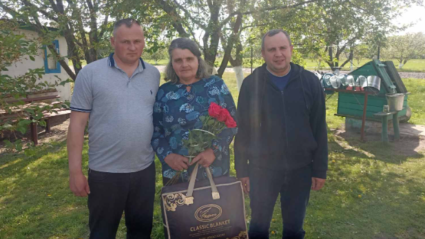 Фото до матеріалу: Ратнівська рада привітала з днем народження маму та дружину полеглих Героїв
