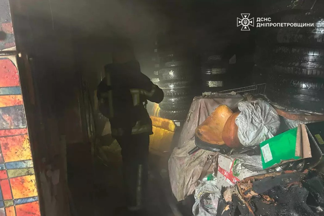 Фото до матеріалу: У Кам'янському рятували чоловіка з пожежі в автомагазині