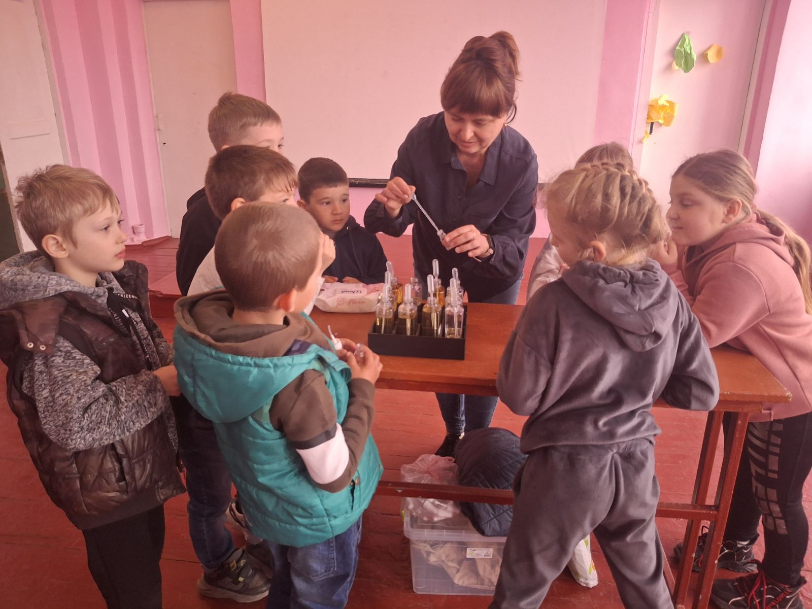 Фото до матеріалу: У Матусівському ліцеї №2 учні створювали власні парфуми