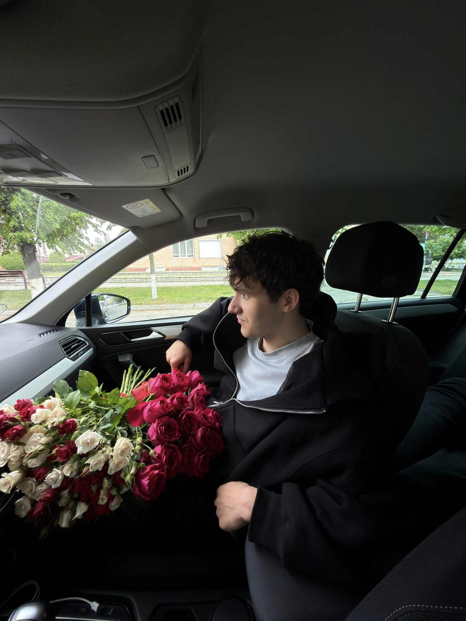 Фото до матеріалу: YAKTAK повернувся до рідної Старої Вижівки: зворушливі фото з родиною